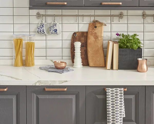 Кухонный Стол Кухней Досками Рубки — стоковое фото