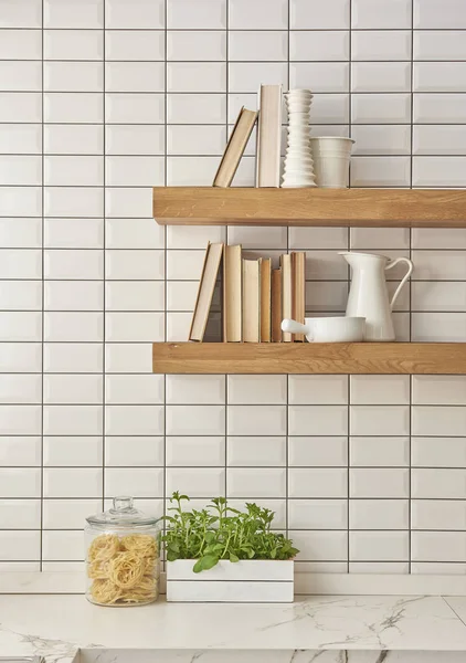 Beyaz Mermer Tezgah Pirinç Donanım Modern Mutfak — Stok fotoğraf