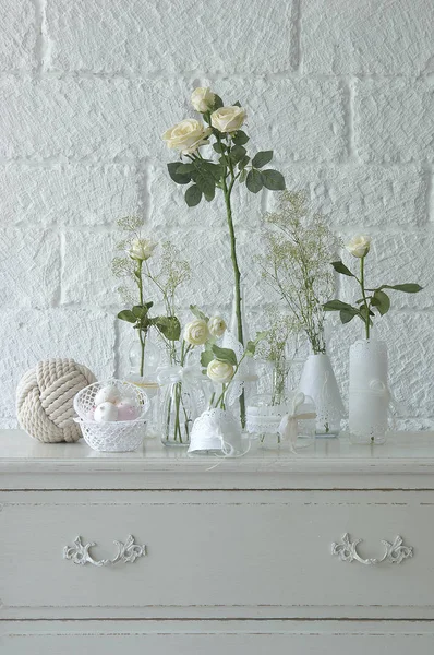 植物の白いレンガの壁の背景花瓶 静物画 — ストック写真