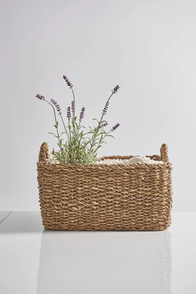 Health Spa Handtücher Und Korb Mit Blumen Auf Dem Hintergrund — Stockfoto