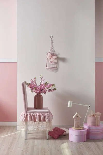 Rosa Vit Vägg Och Dekorativa Inredning Med Blommor För Hem — Stockfoto