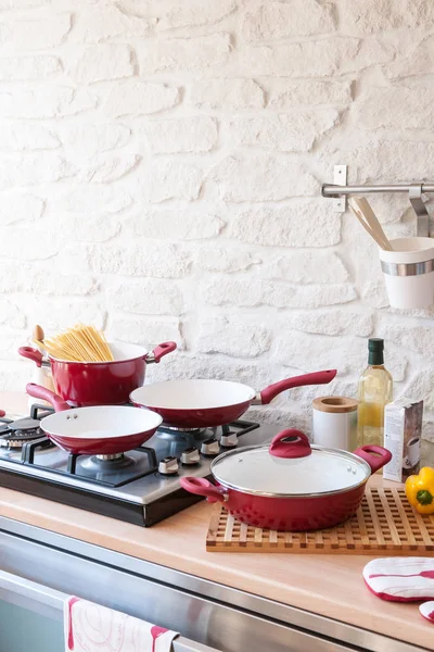 Hintergrund Weißer Tisch Mit Modernem Küchenzubehör Innenarchitektur — Stockfoto