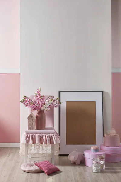 粉红色 白色的墙壁和装饰室内设计与鲜花为家庭和儿童房 设计卧室 — 图库照片