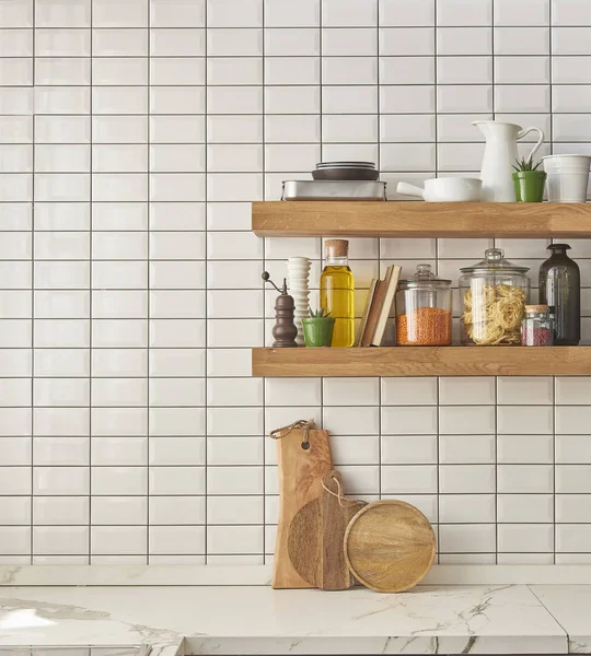 Beyaz Mermer Tezgah Pirinç Donanım Modern Mutfak — Stok fotoğraf