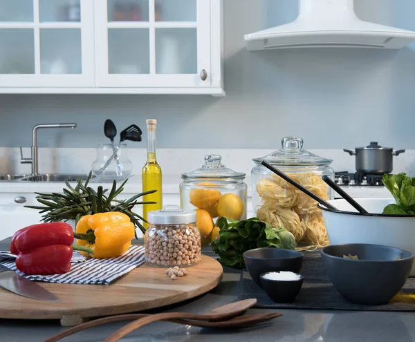 Achtergrond Witte Tafel Met Moderne Keuken Accessoires Interieur Design — Stockfoto