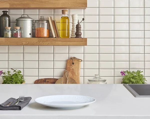 Interieur Van Schone Moderne Witte Grijze Keuken Met Hakken Bestuur — Stockfoto