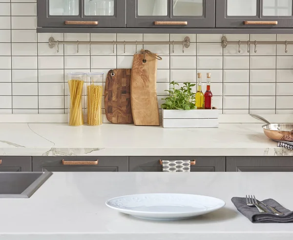 Fondo Moderno Con Mesa Con Accesorios Cocina Modernos Diseño Interiores —  Fotos de Stock