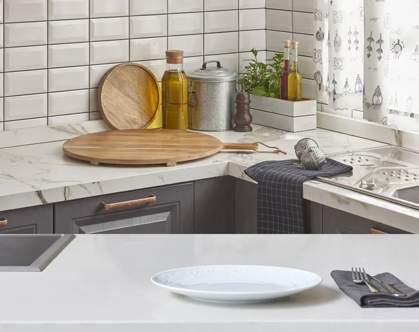 Interieur Van Schone Moderne Witte Grijze Keuken Met Hakken Bestuur — Stockfoto