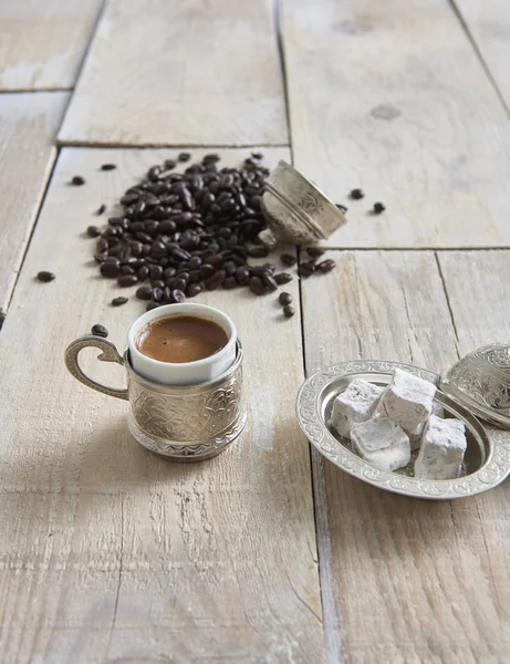 Träbord Och Kopp Kaffe Med Mat Bakgrunden — Stockfoto