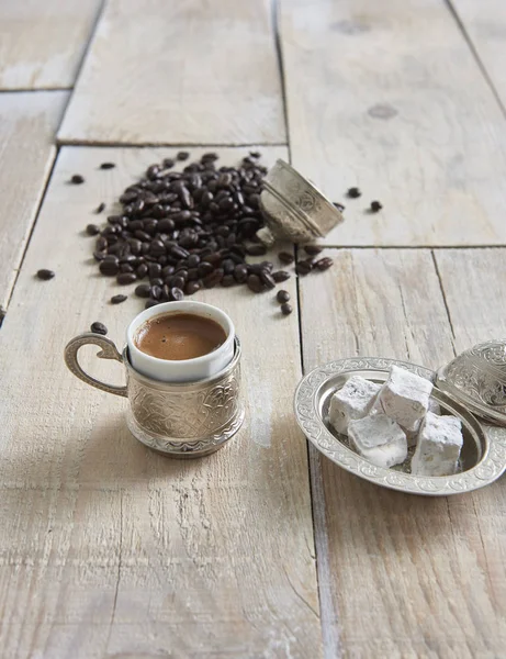 Mesa Madeira Xícara Café Com Comida Fundo — Fotografia de Stock