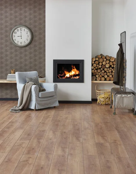 Farklı stil iç mekan ahşap koltuk koltuğu poster süslemesi ile yaşam.