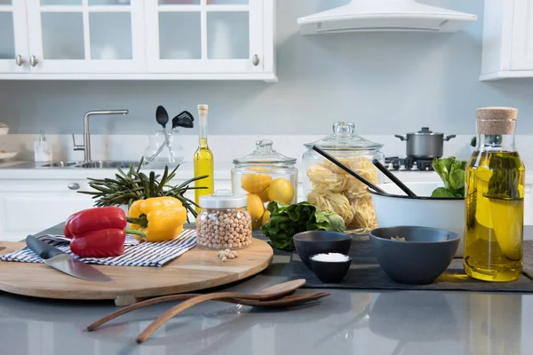 Sfondo Tavolo Bianco Con Accessori Cucina Moderni Interior Design — Foto Stock