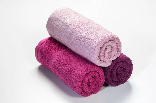 Masada çiçek olan pembe yastık tarzı..