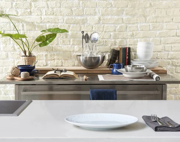 Fondo Moderno Con Mesa Con Accesorios Cocina Modernos Diseño Interiores — Foto de Stock