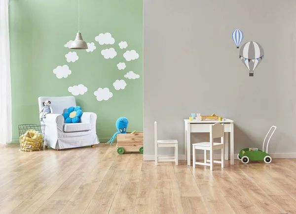 灰色和绿色的墙壁装饰 现代化的婴儿房和各类婴儿用品在房间里 床柜和玩具风格 — 图库照片