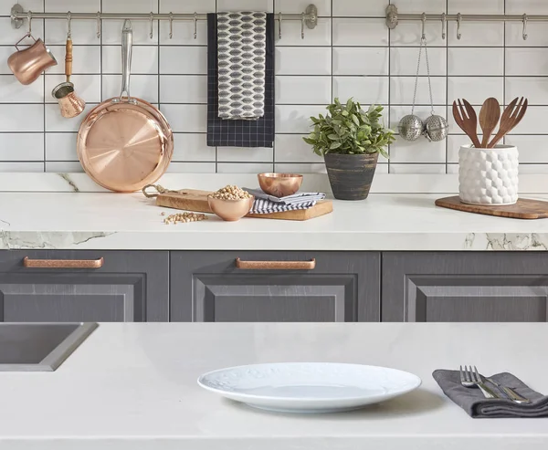 Fondo Moderno Con Mesa Con Accesorios Cocina Modernos Diseño Interiores — Foto de Stock