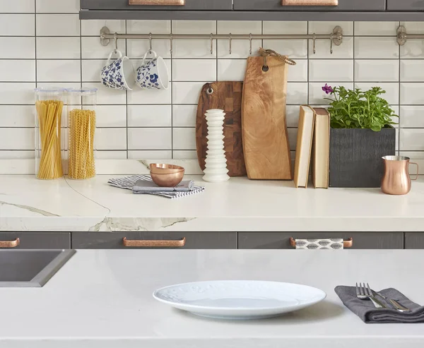 Fondo Moderno Con Mesa Con Accesorios Cocina Modernos Diseño Interiores — Foto de Stock