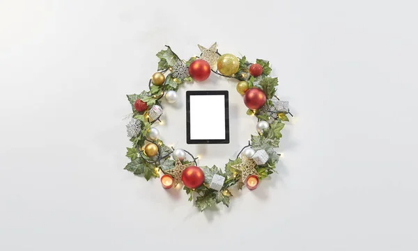 Weihnachtsbortenschmuck Für Neujahr Mit Tablet — Stockfoto