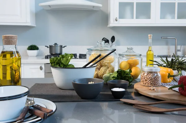 Achtergrond Witte Tafel Met Moderne Keuken Accessoires Interieur Design — Stockfoto