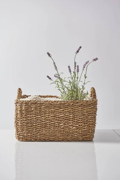 Health Spa Handtücher Und Korb Mit Blumen Auf Dem Hintergrund — Stockfoto