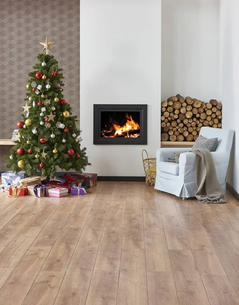 Noel için dekore edilmiş modern oturma odası ve yılbaşı ağacı ile iç mekan. 
