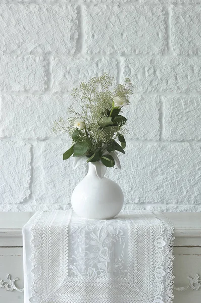 机の上の植物の白い花瓶はまだ生きている — ストック写真