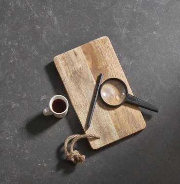 kahve ile siyah arka plan kesme tahtası