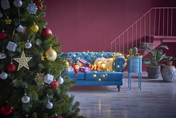 木椅沙发海报灯装饰风格迥异的室内生活 — 图库照片