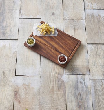 Dekoratif kesim tahtası ve peynir..