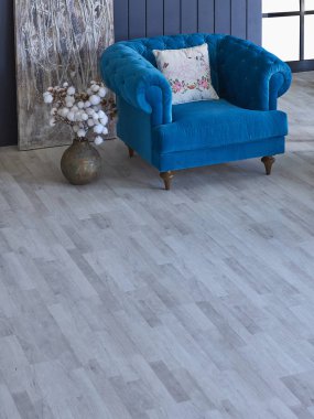 ahşap zemin, iç stil ile klasik oturma odasında turkuaz koltuk