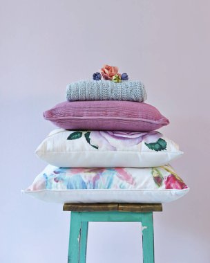 Lamba koltuğu ile dekoratif natürmort konsept, farklı stil arka plan.