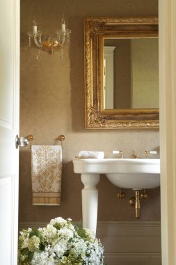 Dekoratif ev bahçesi tarzı, mobilya ve çiçek detayı, durgun hayat..