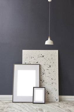 Koyu mavi duvar odası, lamba koltuk yastığı ve halı tasarımı..