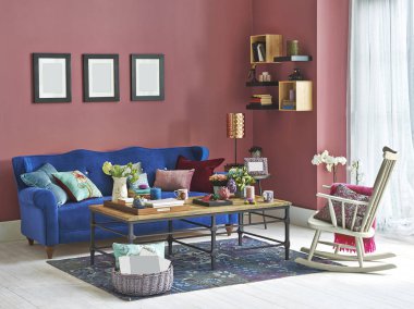 Lamba koltuğu ile dekoratif natürmort konsept, farklı stil arka plan.