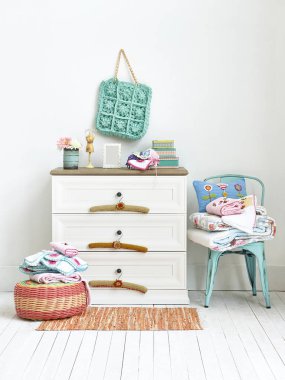 Lamba koltuğu ile dekoratif natürmort konsept, farklı stil arka plan.