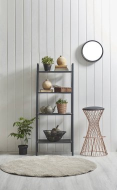 doğal beyaz ahşap duvar arkasında yeni modern raf, dikey tarzı 