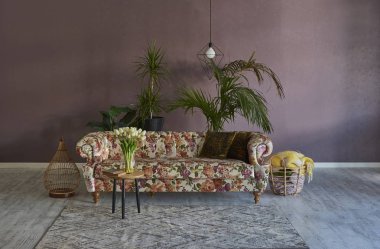 iç yeşil bitkiler ve çiçekler ile klasik chester koltuk