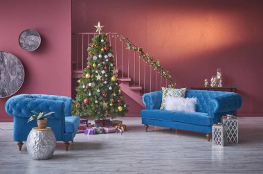 Odada güzel Noel ağacı, yeni yıl aksesuarları ile konsept ev