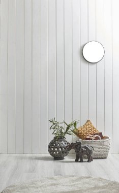 Beyaz ahşap duvar arka planı, çiçek yastığı vazosu ve ev aksesuar tarzı iç mekan konsepti..