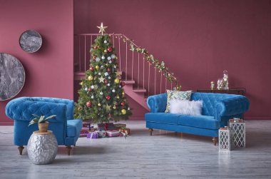 Odada güzel Noel ağacı, yeni yıl aksesuarları ile konsept ev