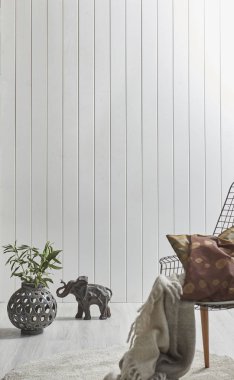 modern sandalye, beyaz oturma odasında beyaz duvar 