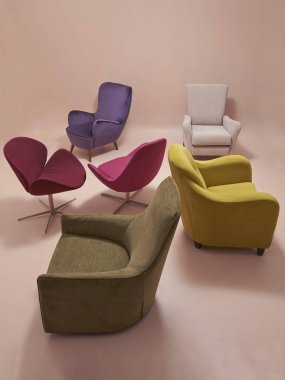 Modern dekoratif oda tarzı, durgun yaşam, kanepe lambası yastığı ve ev.