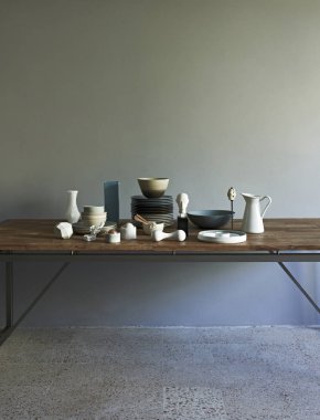 Modern oturma odası kanepesi ev aksesuarı dekoratif çerçeve lambası, yaşam hala, duvar arka planı.