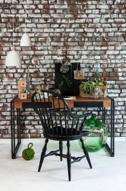 Tuğla duvar masası ve sandalye konsepti.