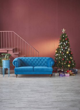 Kırmızı bordo Noel Duvarı Noel odası kırmızı kavram mavi ve gri kanepe dekorasyonu çalışma masası Noel ağacı, saat ve lamba.