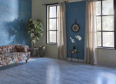 Mavi duvar kağıdı saat lamba sandalye ve kitap, parke, iç mekan tarzı.