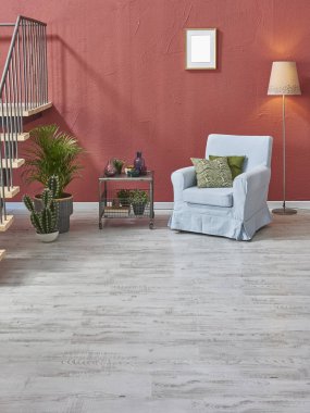 Gri koltuklu dekoratif oturma odası tarzı orta masa ve kırmızı bordo duvar arka planı..