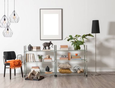 Odada, içinde bitki çerçevesi dekoratif iç mekan konsepti olan kitap aksesuarları olan metal kitaplık var..