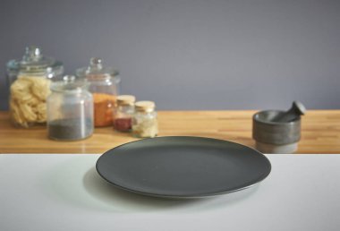 Gri mutfak masası ve tabak ile araç.