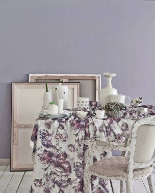 Modern oturma odası kanepesi ev aksesuarı dekoratif çerçeve lambası, yaşam hala, duvar arka planı.